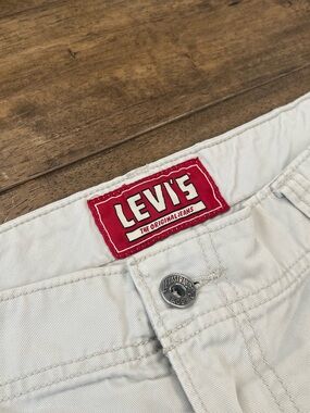 Vintage 90’s LEVI’S White Y2K Baggy Mens Cargo shorts